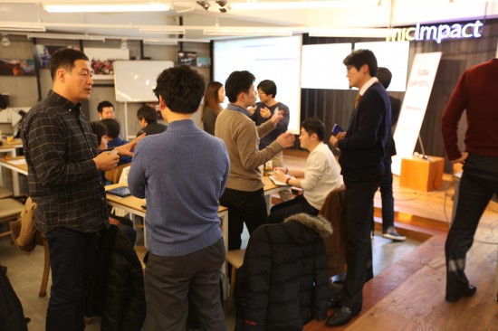 [사진: 휴식 시간에도 네트워킹이 한창]